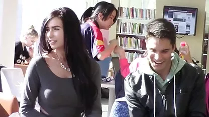 La perra caliente inclinó su cabeza y folla su tetas echando leche polla con su boca