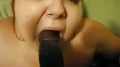 El chico follado en mujeres tetonas amamantando el culo morena sobre sabanas blancas.