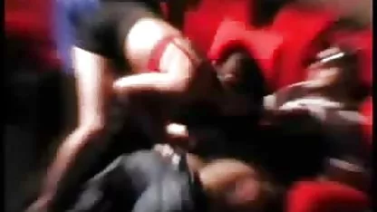 Morena en lencería sexy chupa la polla con super tetas hd avidez y se la follan en el anal