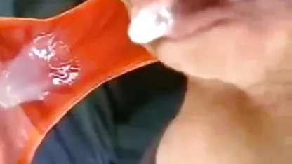 Una perra joven tetonas xx con un coño peludo tomó el pene del vecino del sacerdote
