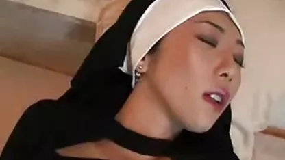 El lujoso bebé de pelo rojo brillante y feroz acaricia suavemente el regordete tronco de su amado niño con labios resistentes, maduras tetonas casero después de lo cual el hombre caluroso mastica sin piedad un apetitoso samochka.