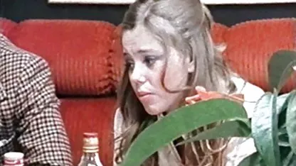 Una enfermera sin identificación, que veía pacientes nuevos, los deseaba tan apasionadamente que, después de haber robado el uniforme de enfermera, videos de lesbianas chupandose las tetas se coló en su habitación, se levantó la bata y se metió el culo debajo de sus miembros.
