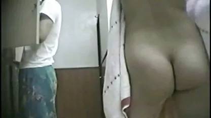 A la niña chicas tetonas amateur le gusta meter sus dedos juguetones en la vagina y luego lamerlos dulcemente, disfrutando del sabor de su propio lubricante.