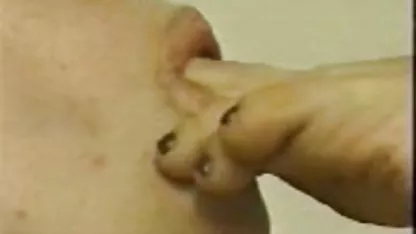 ¿Por qué no intentar, como un bebé en la pantalla, chupar un poco el largo barril, y luego sentarte chicas sexis y tetonas en el coño y frotarlo todo?