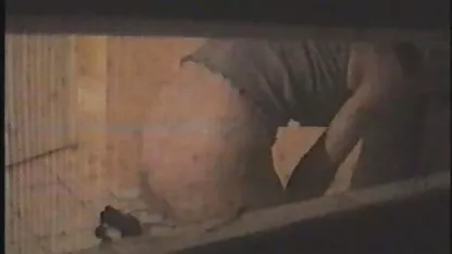 Un joven estudiante se subió a la mesa y comenzó a chupar al profesor y ricas tetas xxx follar en el anal.