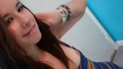 La madrastra madura Vicky Vette felicitó a su joven hija ver mujeres tetonas con flores y sexo