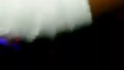 Linda perra invitó tetonas y maduras a un amigo para hacerle cosquillas en su anal.