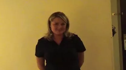 Sexy, guapa tetonas teen xxx rubia se masturba anal y con coño dulce.