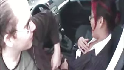Después de haber atrapado a su tierna amante durante una ardiente lesbiana con su joven y bastante apetitosa novia, el chico se une de inmediato a su sucio entretenimiento chichonas encueradas y se folla a las bellezas en toda su flamante emoción.