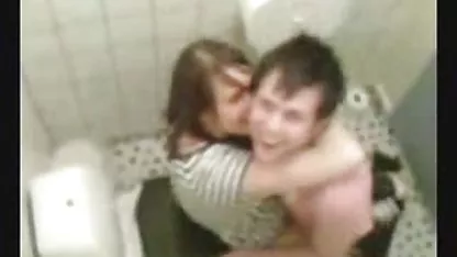 Perra madura divirtiéndose xxx de lesbianas tetonas en un burdel con un cliente