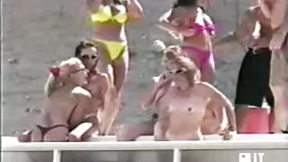 Una chica joven está lista para abrir xxx en español tetonas sus piernas, acariciar su coño y chupar la polla, y todo esto está en la calle
