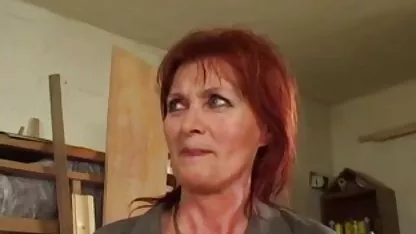 Hermosa morena chupa polla y obtiene semen en la cara tetonas nalgonas xxx