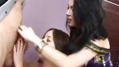 Al principio le dio a la pequeña a lamer, y luego comenzó a sacudir su pequeño anillo latinas pechugonas apretado con este juguete.
