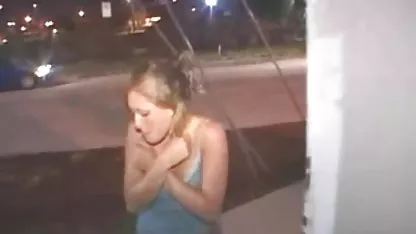 La guapísima Angelina se folla en todas las grietas. Varios hombres, poniendo su cáncer, llenaron sus agujeros videos de tetas gigantes con sus miembros.