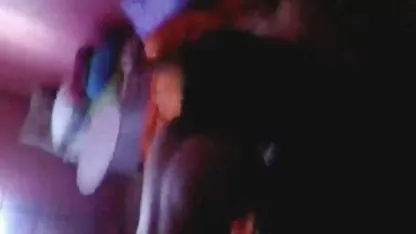 Rubia con la cabeza rapada chupa polla en el mujeres flacas tetonas baño