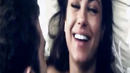 Morena madura y tetas de ancianas ardiente follada duro por un hombre, entre cuyas piernas cuelga una enorme polla.