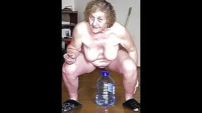 Un sorbo de champán y sexy rubia listo para doble penetración. chicas tetonas ricas