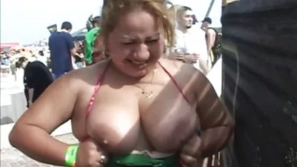 Una joven hermosa es manejada por un par de gallos duros petardas tetonas jóvenes.