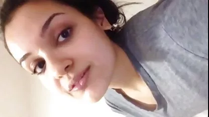 Morena joven y sexy hace fetiche caseras tetonas con un novio