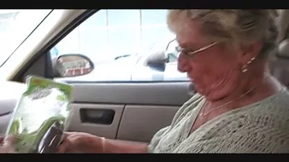Linda chica sabe apaciguar viejas de tetas grandes a un hombre maduro.