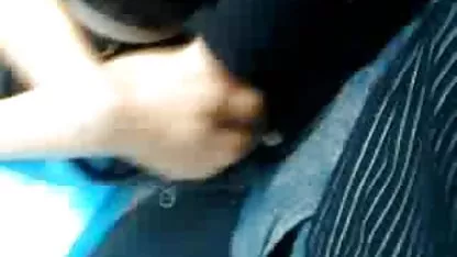 Dos conejitos dulces con orejas rosas cogiendo a una tetona follan trio