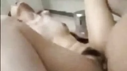 Puta pelirroja atiende a dos machos y tetas naturales hd folla en anal.