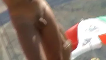 El chico quería tener relaciones sexuales con dos mujeres a la vez, sin dudarlo, llamó al sexo con culonas y tetonas salón y llamó a las perras más experimentadas para sí mismo, que agotaron al hombre un año antes.