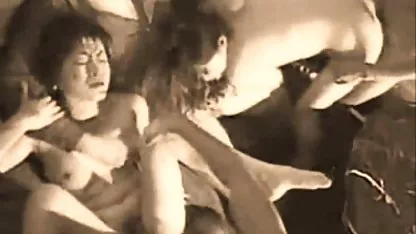 Dos chicas sexy seducen a un chico con una gran polla mujeres desnudas de tetas grandes