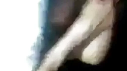 El chico está sacudiendo su polla y follando en el consolador del sexo culonas tetonas culo