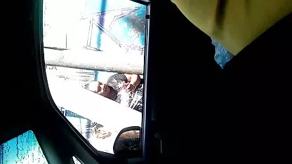 El tipo trajo algo de mierda en la cama, y ​​su esposa duerme a su lado, quien se despertó tetas gratis de sus gemidos y se unió a ellos.