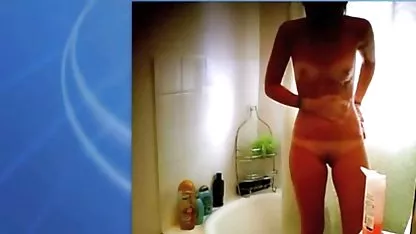 El tipo está sentado frente a la computadora y masturbándose con su novia, cuando de repente se da cuenta de que su vecino se estableció detrás de él y se masturba mientras lo mira. Decidió enseñarle una lección, sacó su polla y se la metió en la boca. serviporno tetas enormes