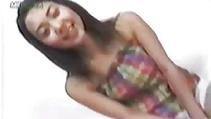 La morena Lucy Belle en xxx latinas tetonas el set se folla a dos machos excitados