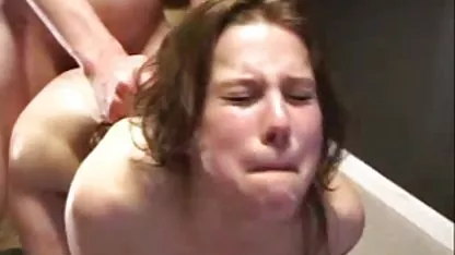 Las mamás tetonas e increíbles se follan a dos machos jóvenes, hacen videos de tetas gigantes que se corran en sus palmas y lamen esperma caliente y rejuvenecedor