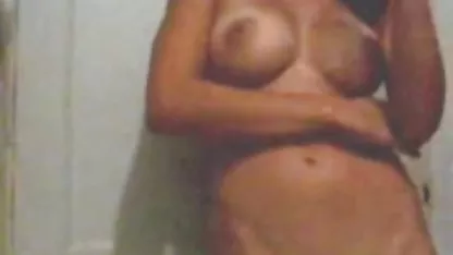 Kimberly trio lesbianas tetonas roja chupa una gran polla negra por primera vez