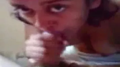 Hot chick chupa polla, cierra sus ojos y se ahoga con las tetas de mi tia xxx ella
