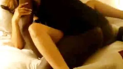 Una encantadora pequeña mujer de pelo castaño, vestida con un traje erótico de látex, se atrevió a los ojos de un par de sus viejos amigos que no podían contemplar esta cosa madura de manera imparcial y con gran tetonas muy buenas placer follaron a la perra.
