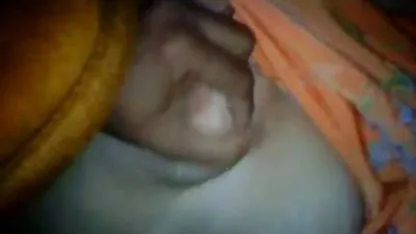 Dos chicas calientes dan a luz a un macho lamiéndose el coño de los novios, luego de lo cual el hombre inserta firmemente su polla emocionada en los agujeros de estas zorras y las folla con tetonas lindas fuerza.