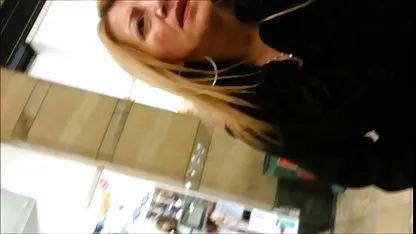 Una joven tetas naturales xxx rubia lame el ano de su madre adoptiva junto a la piscina