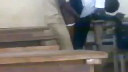 La esposa regresó a casa temprano y escuchó gemidos desde el dormitorio, mirando por el ojo de la cerradura, vio a paja con las tetas xxx su esposo follar en su cama a dos putas jóvenes.