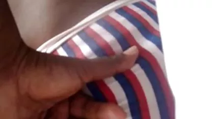 Una linda rubia está de rodillas y chupa una tetas leche xxx polla negra