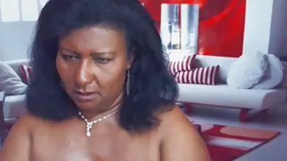 Hombre maduro folla en el anal de dos morenas sexy bronceadas tetonas y culonas negras