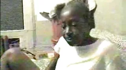 La jugosa niña de edad madura, emocionada por la presencia en la casa de un niño, se tetonas y nalgonas xxx sube de inmediato a su cama y, calentando al tipo con una ventosa elegante, le entrega reverentemente su arrancada húmeda.