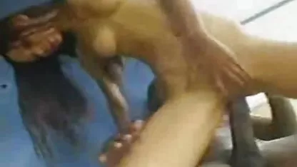 Belleza pelirroja joven con culo elástico follada en cogiendo a tetonas anal
