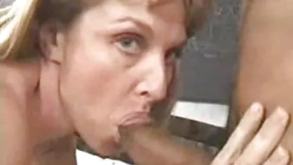 Perra mujeres desnudandose tetonas puso a su amiga sobre la mesa y otlizal su coño