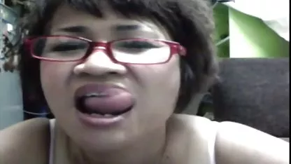 Primero, una maduras tetas pequeñas joven belleza en un traje de baño le dio una mamada caliente realizada por sus dulces labios, y luego giró su culo y le permitió entrar en su coño con piercing.