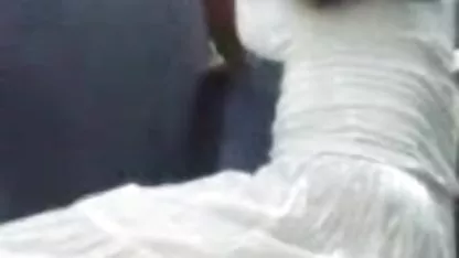 Viejo abuelo folla a una joven morena sexy para Navidad xxx tetas lesbianas debajo del árbol de Navidad
