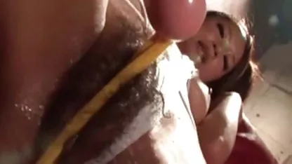 Dos rubias apasionadas chuparon la polla de un gordo y lo chichonas enormes follaron en anal