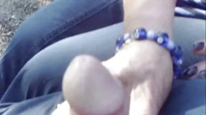 Separó los bollos de pan de la belleza y así se hundió en su ano, mientras insertaba un dedo en su coño, la chica inmediatamente fluyó aún más xxx de tetas grandes fuerte.