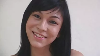 Tetas jóvenes, no del viejas tetonas españolas todo maduras, como peras jóvenes abiertas a nuestros ojos, y una estudiante descarada ha abierto sus piernas y juega en su coño con un vibrador