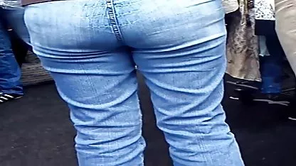 Dos rubios otpad chupan a un miembro de hermosa tetona xxx un macho bronceado en la orilla del mar cálido, bajo los rayos del sol caliente